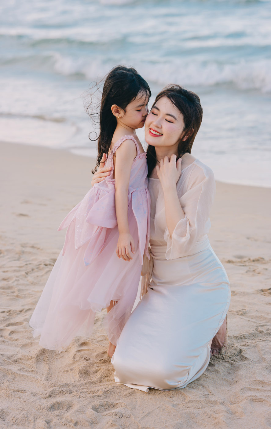Biển Mỹ Khê _ Mẹ & công chúa nhỏ !