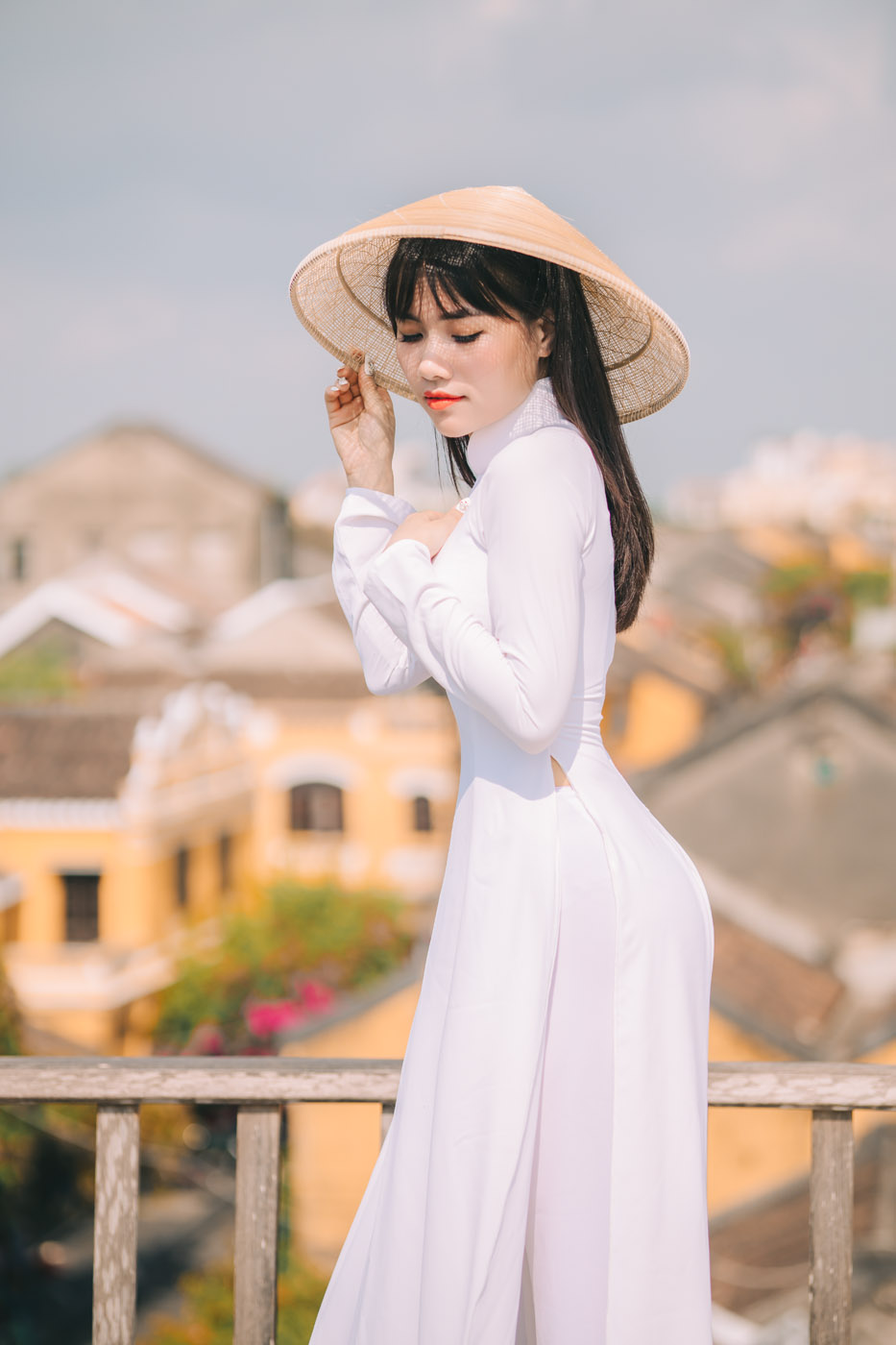 Thiếu nữ với Áo Dài trắng