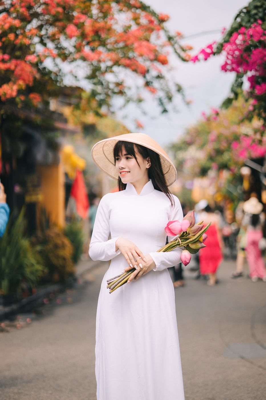 Thiếu nữ với Áo Dài trắng