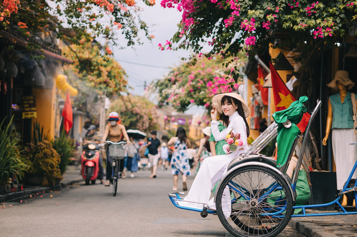 Thiếu nữ với Áo Dài trắng