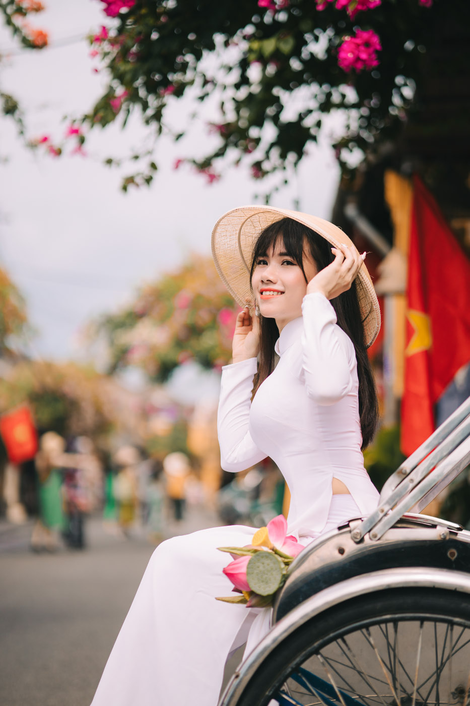 Thiếu nữ với Áo Dài trắng