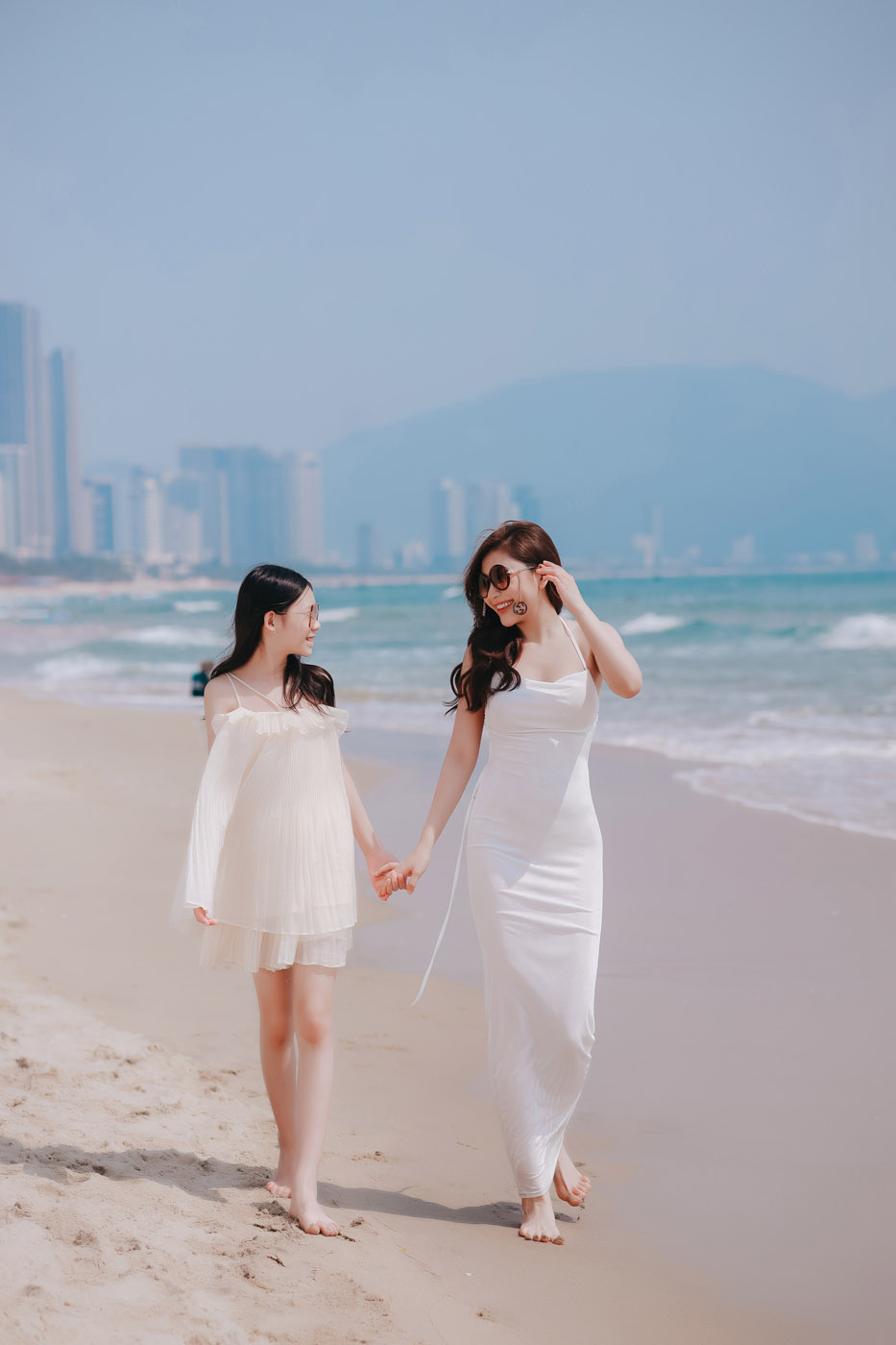 Biển Mỹ Khê - Mẹ & con gái