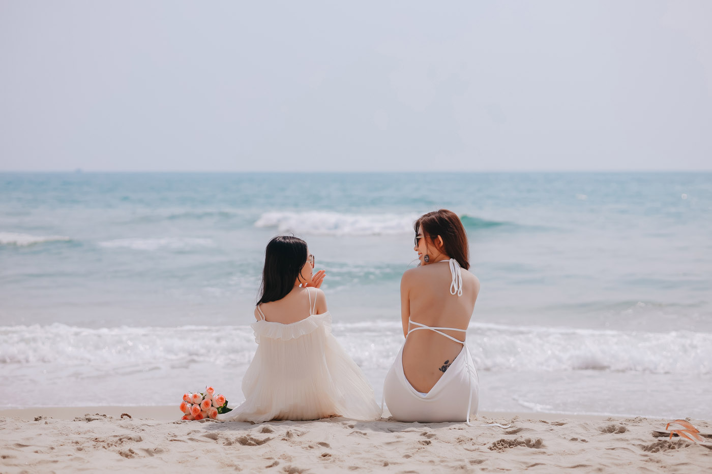 Biển Mỹ Khê - Mẹ & con gái