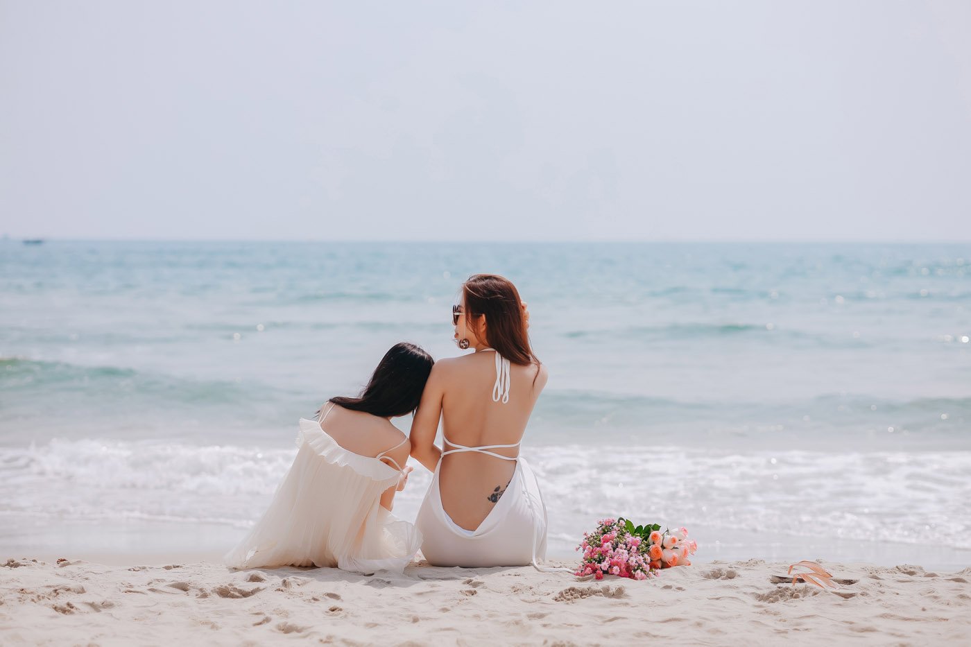 Biển Mỹ Khê - Mẹ & con gái