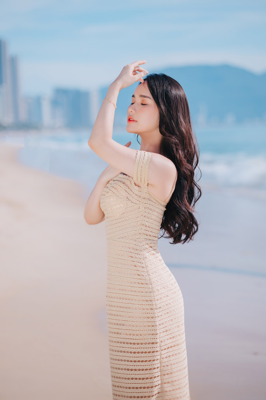 Thiếu Nữ Bên Bờ Biển Sáng Sớm