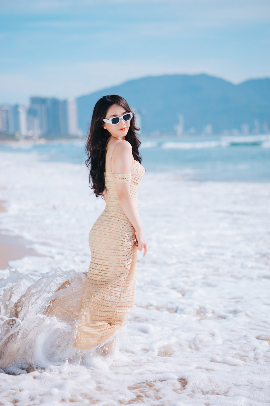 Thiếu Nữ Bên Bờ Biển Sáng Sớm