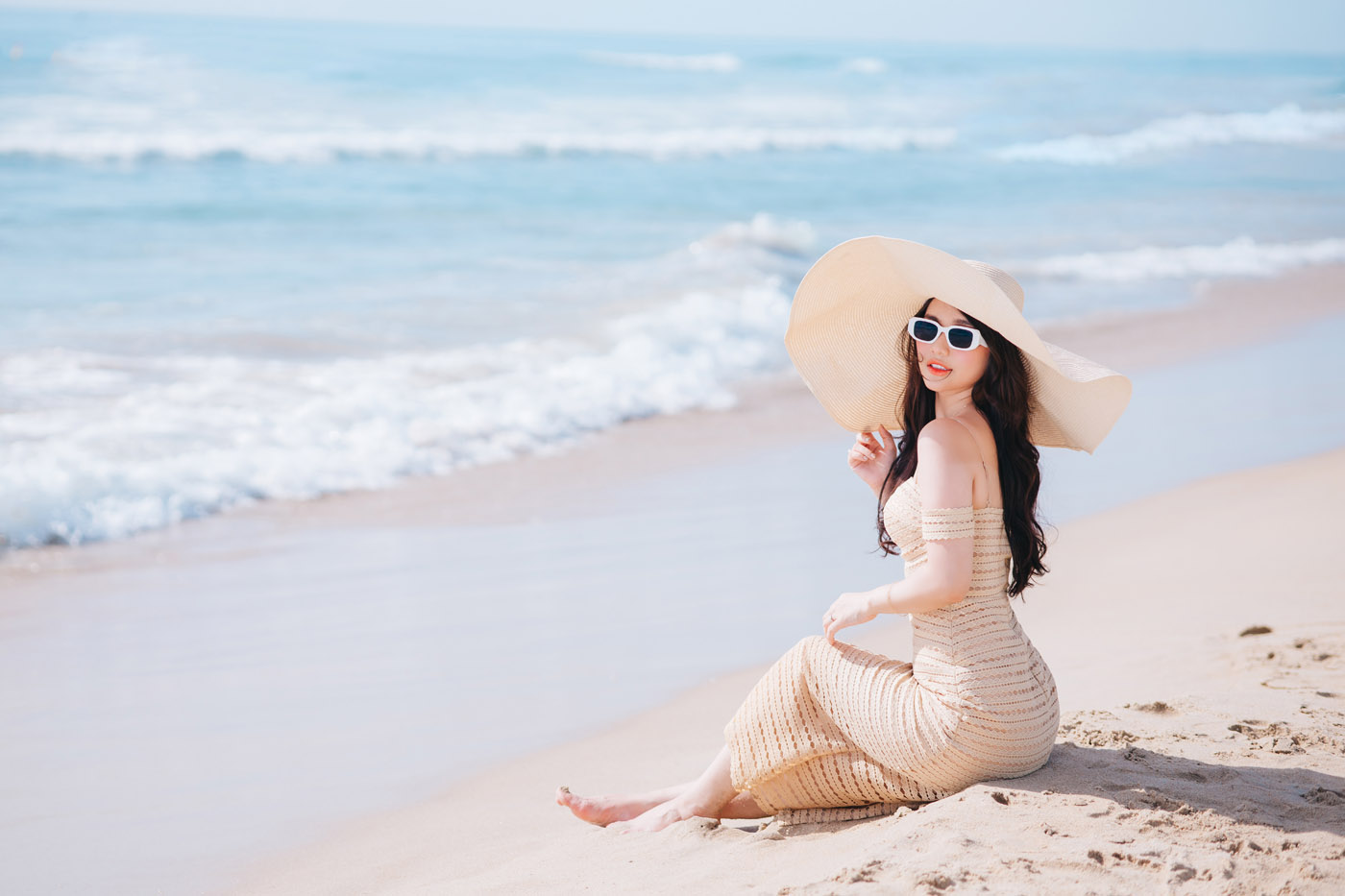 Thiếu Nữ Bên Bờ Biển Sáng Sớm