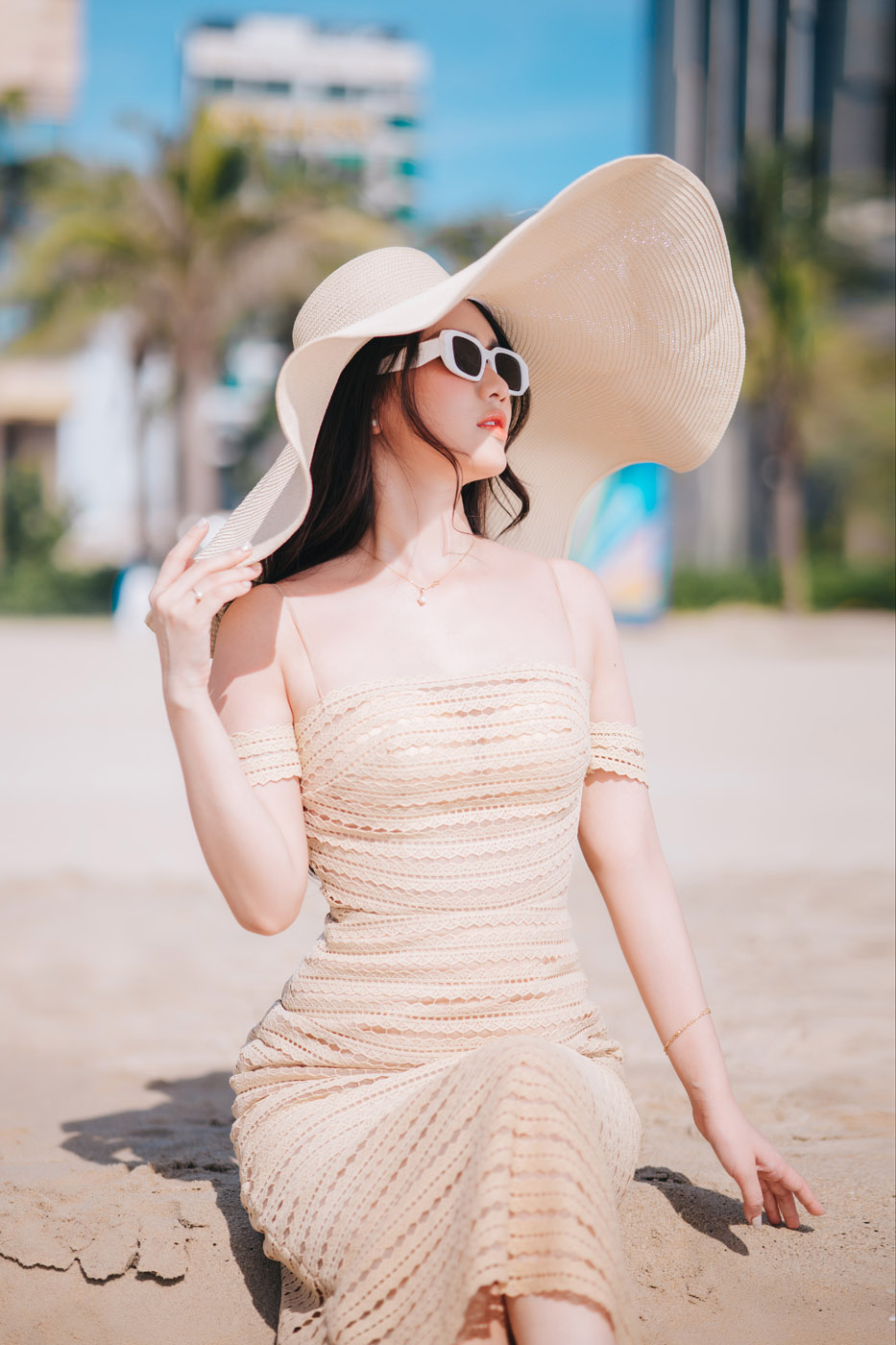 Thiếu Nữ Bên Bờ Biển Sáng Sớm