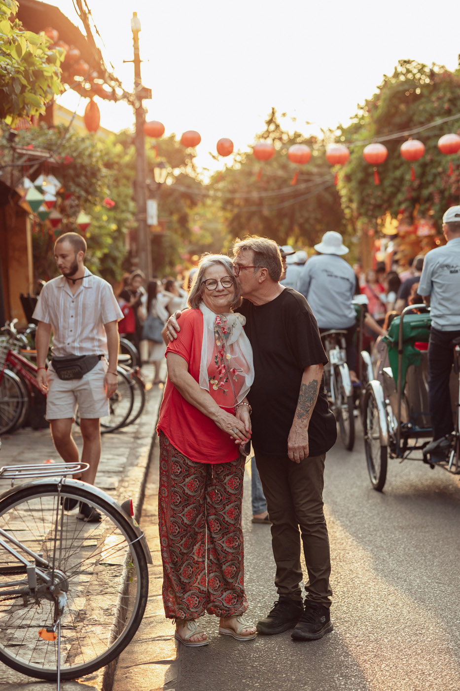 Đi qua bao giông tố của tuổi trẻ để đổi lấy cái nắm tay lúc về già