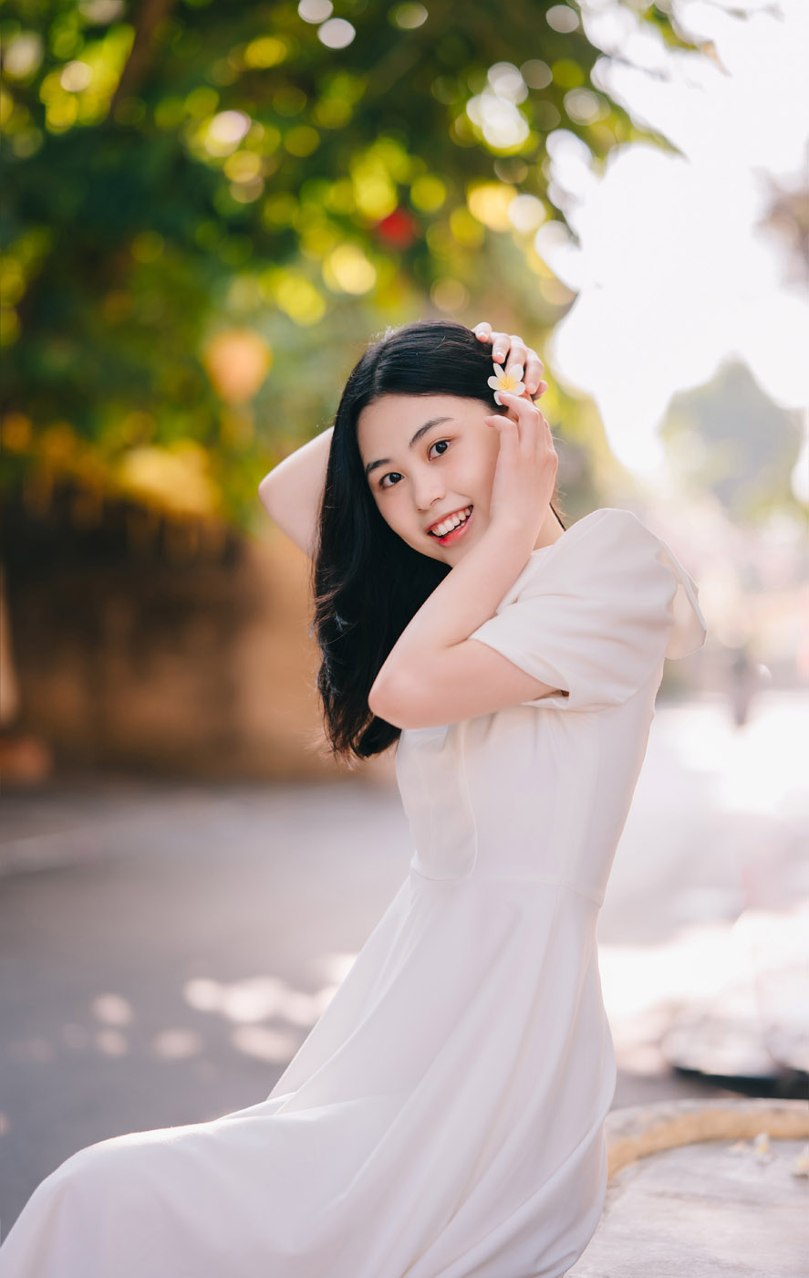 Hội An mùa này đầy nắng, nhưng rực rỡ nhất vẫn là nụ cười em