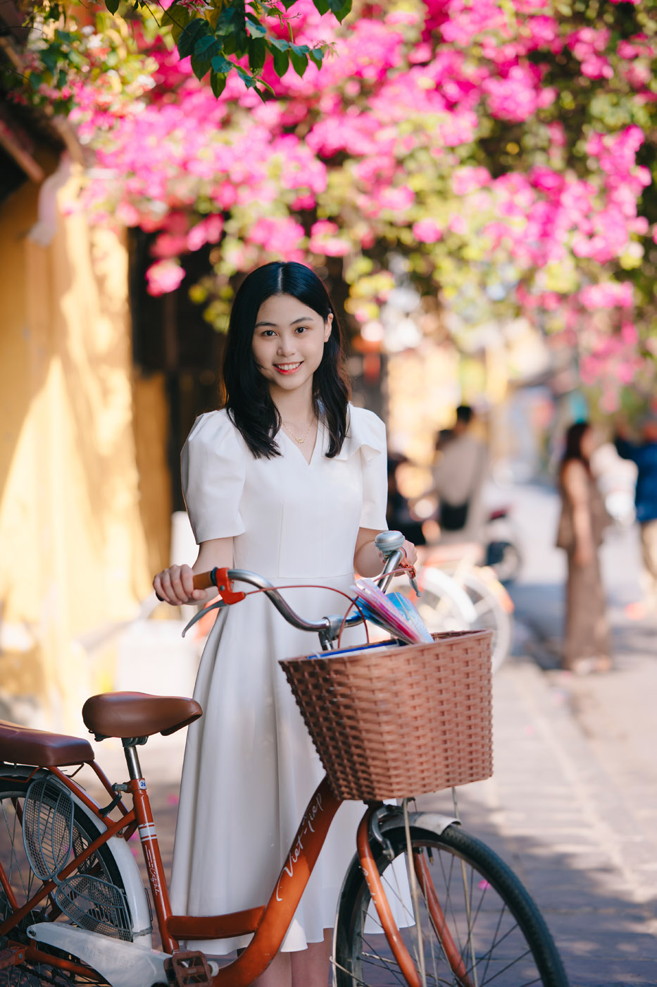 Hội An mùa này đầy nắng, nhưng rực rỡ nhất vẫn là nụ cười em