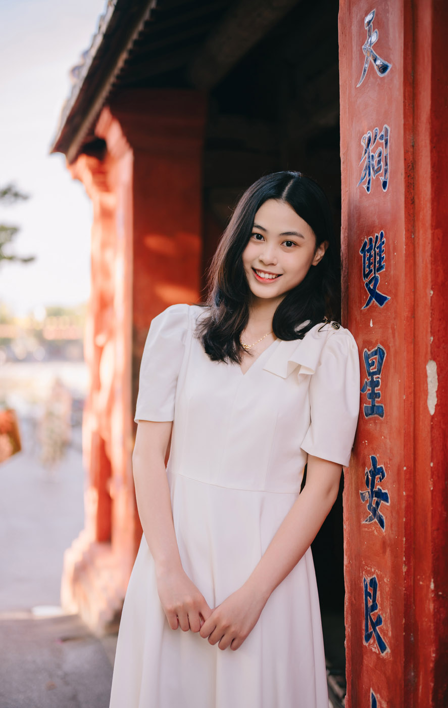 Hội An mùa này đầy nắng, nhưng rực rỡ nhất vẫn là nụ cười em