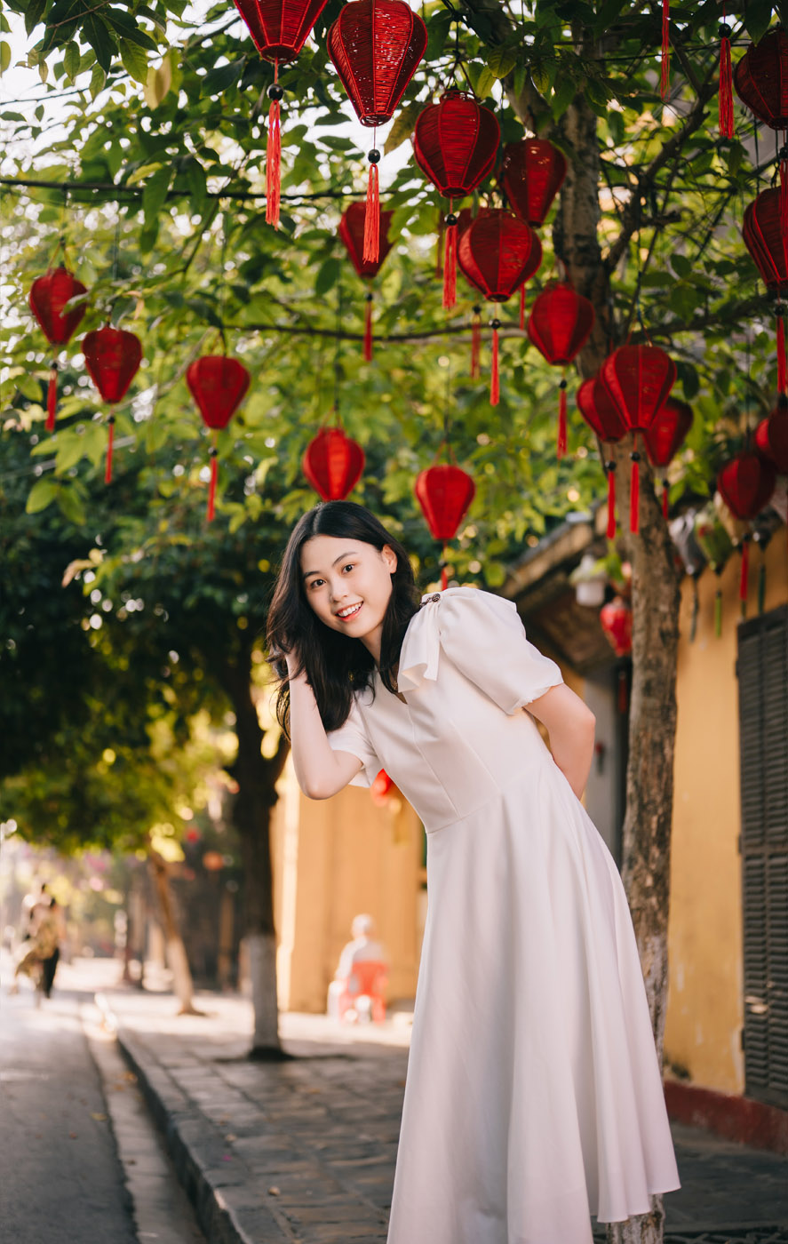 Hội An mùa này đầy nắng, nhưng rực rỡ nhất vẫn là nụ cười em