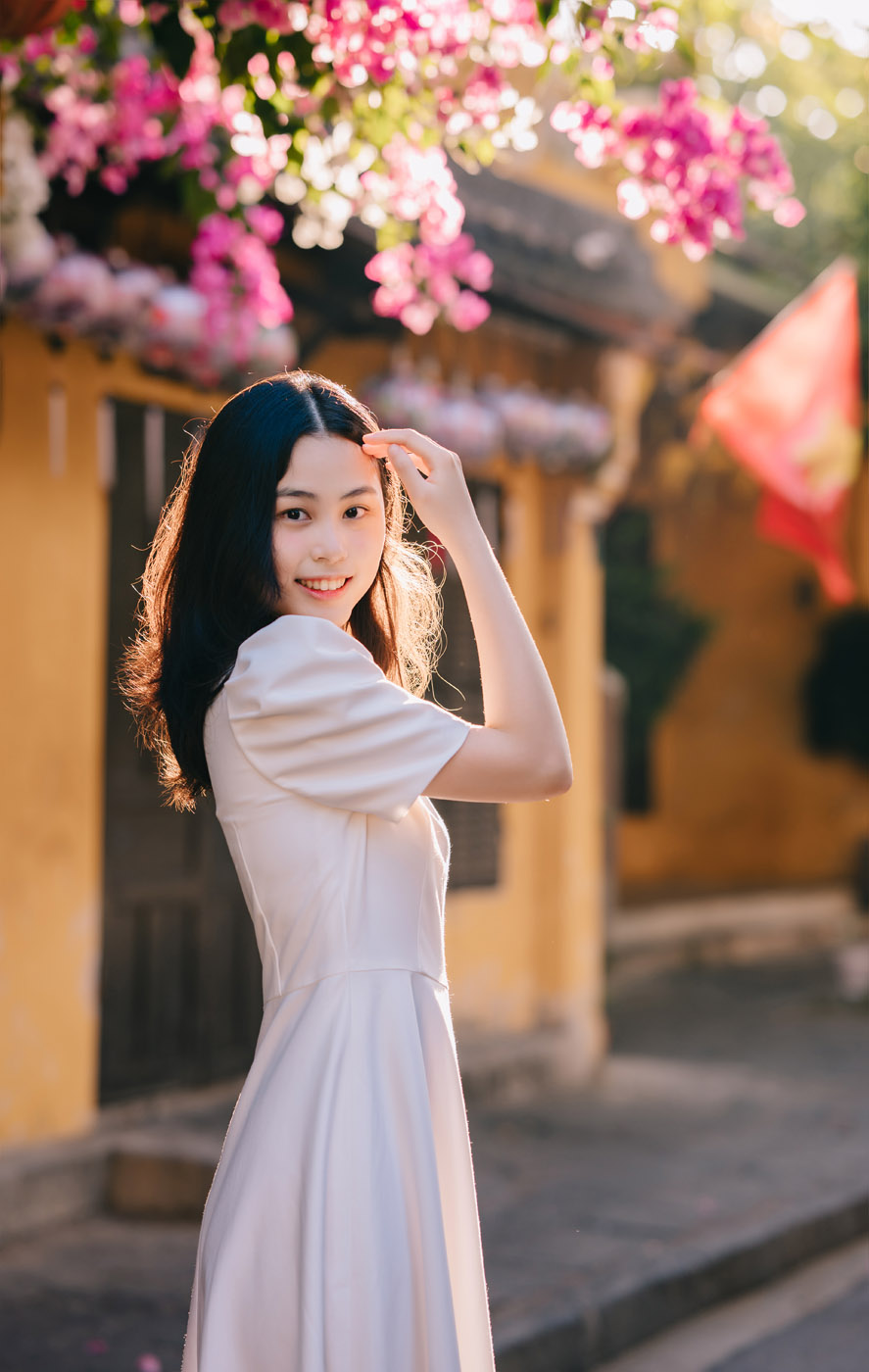 Hội An mùa này đầy nắng, nhưng rực rỡ nhất vẫn là nụ cười em