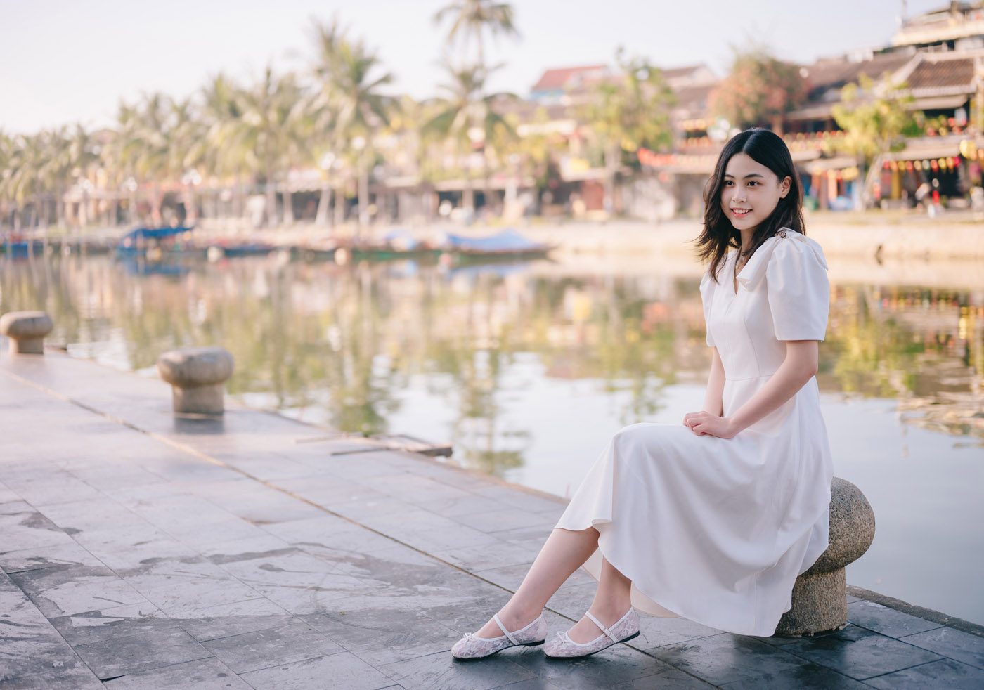 Hội An mùa này đầy nắng, nhưng rực rỡ nhất vẫn là nụ cười em