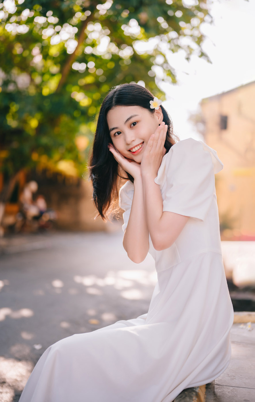 Hội An mùa này đầy nắng, nhưng rực rỡ nhất vẫn là nụ cười em