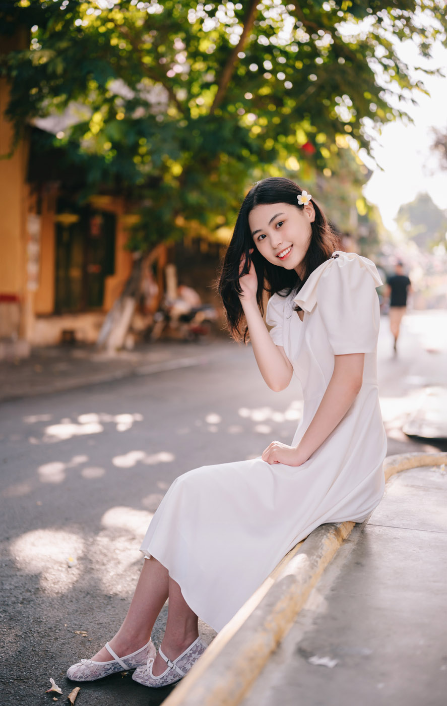 Hội An mùa này đầy nắng, nhưng rực rỡ nhất vẫn là nụ cười em
