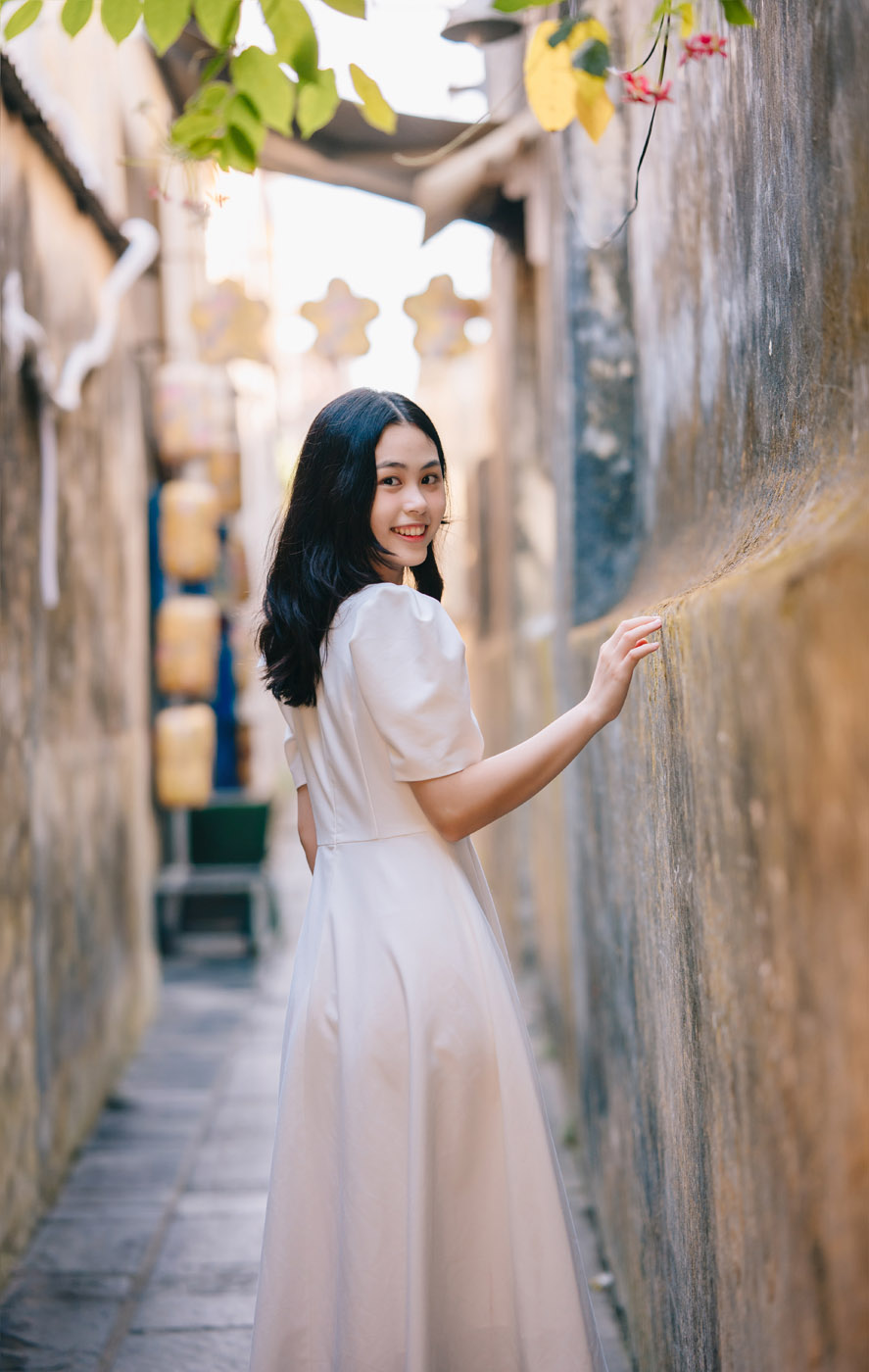 Hội An mùa này đầy nắng, nhưng rực rỡ nhất vẫn là nụ cười em