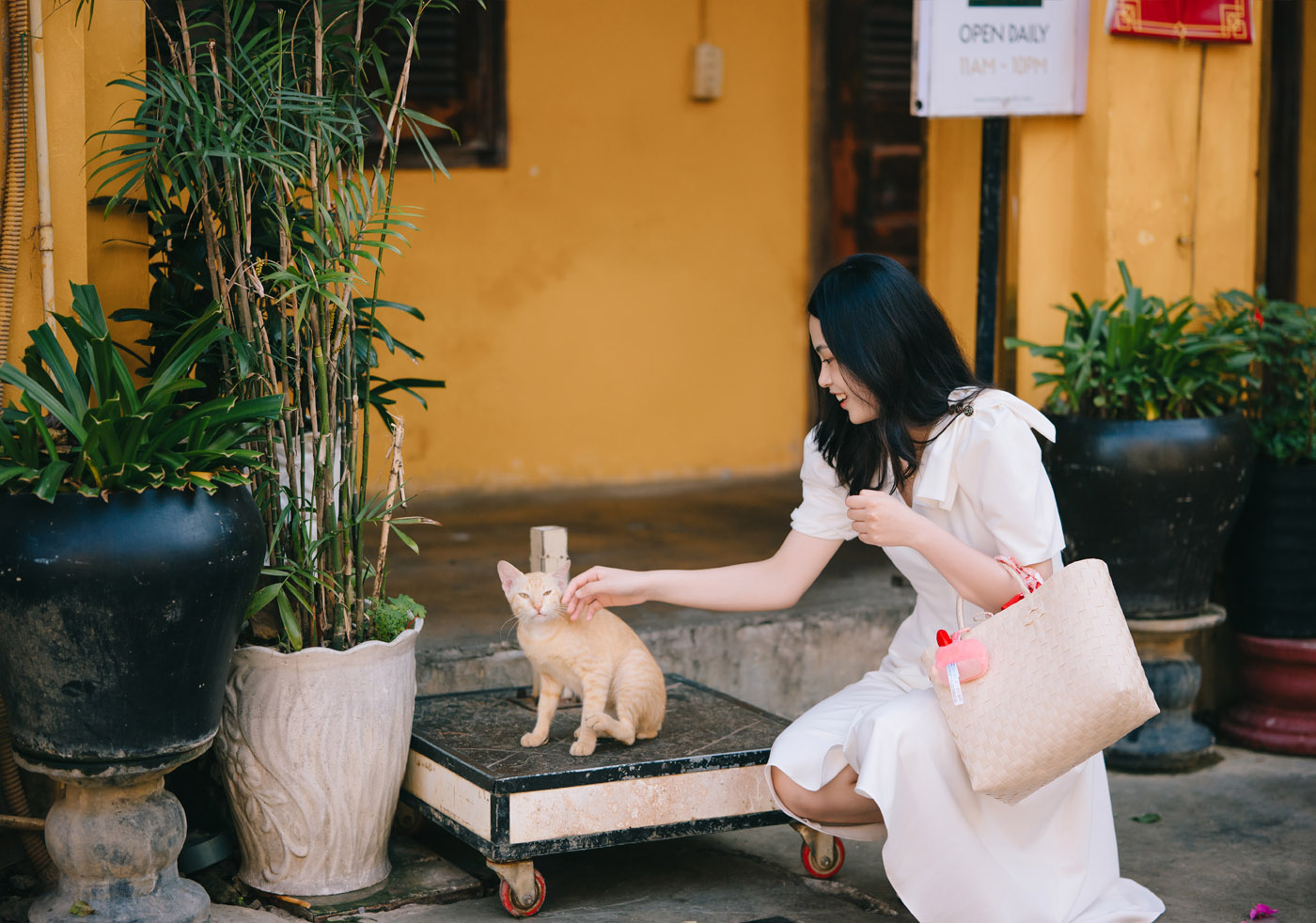 Hội An mùa này đầy nắng, nhưng rực rỡ nhất vẫn là nụ cười em