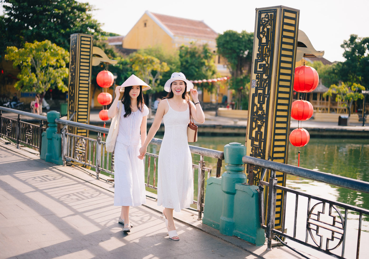 Mẹ và con gái – Một buổi sáng ở Hội An