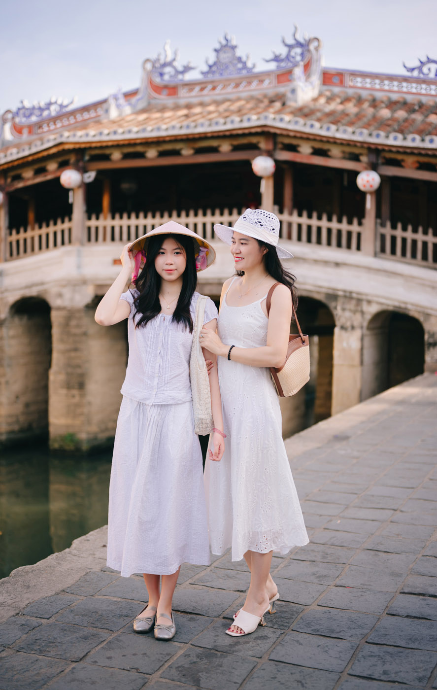 Mẹ và con gái – Một buổi sáng ở Hội An