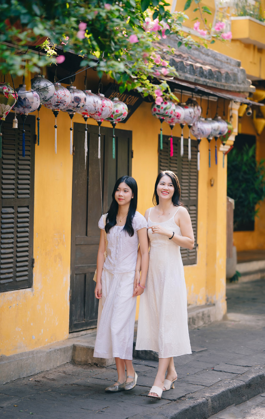 Mẹ và con gái – Một buổi sáng ở Hội An