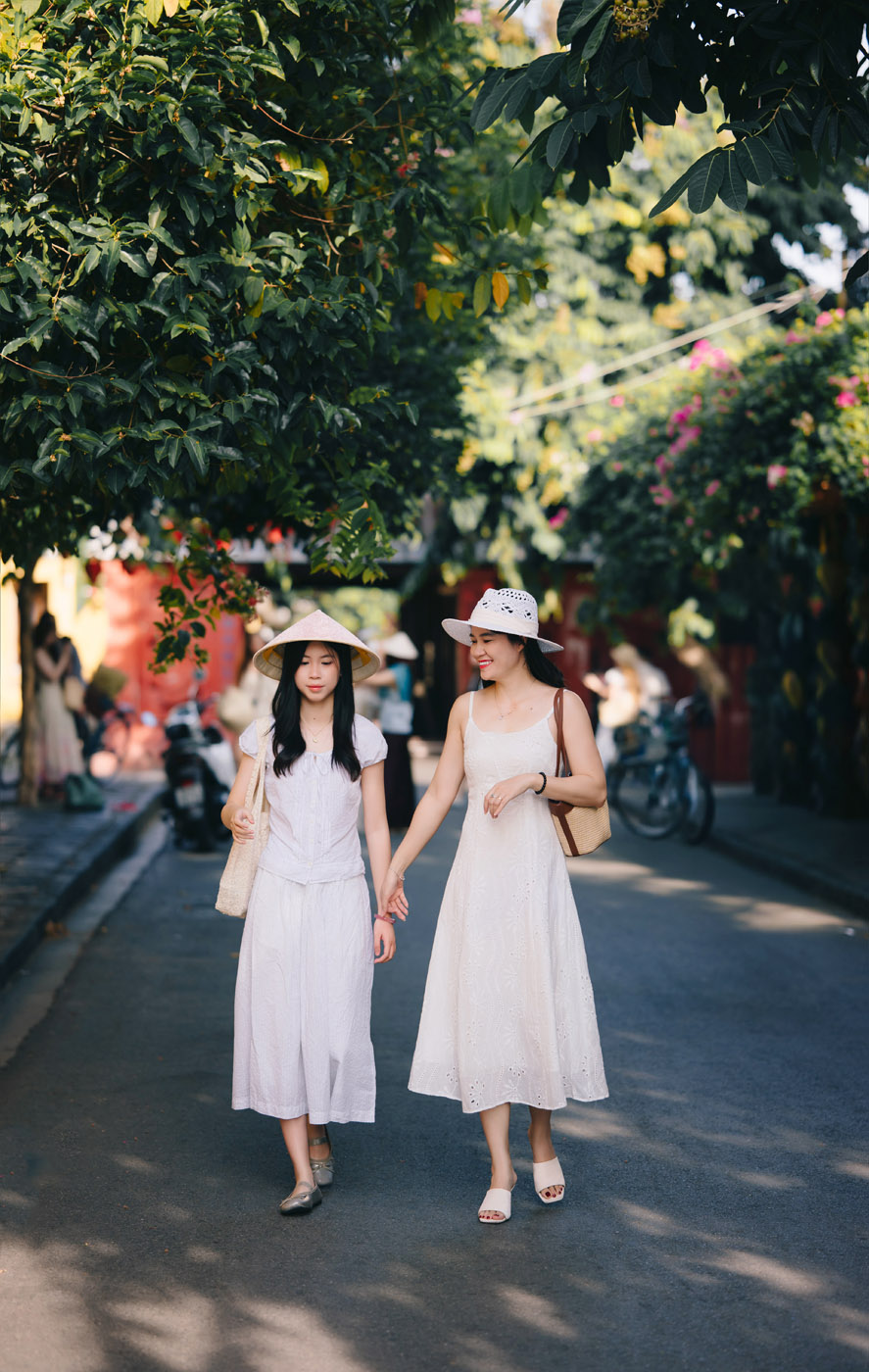 Mẹ và con gái – Một buổi sáng ở Hội An