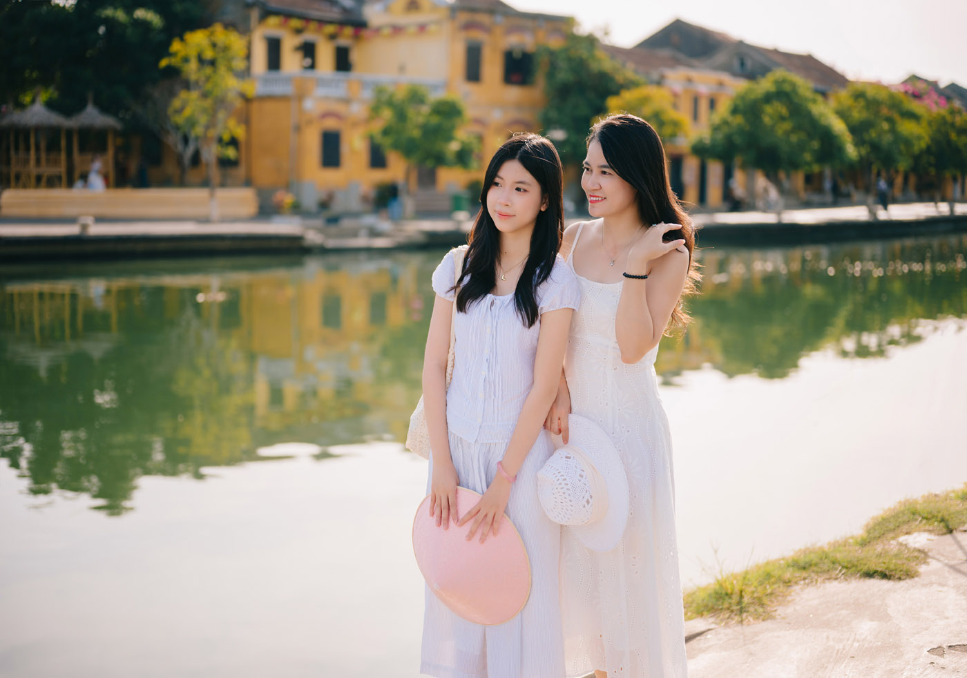 Mẹ và con gái – Một buổi sáng ở Hội An