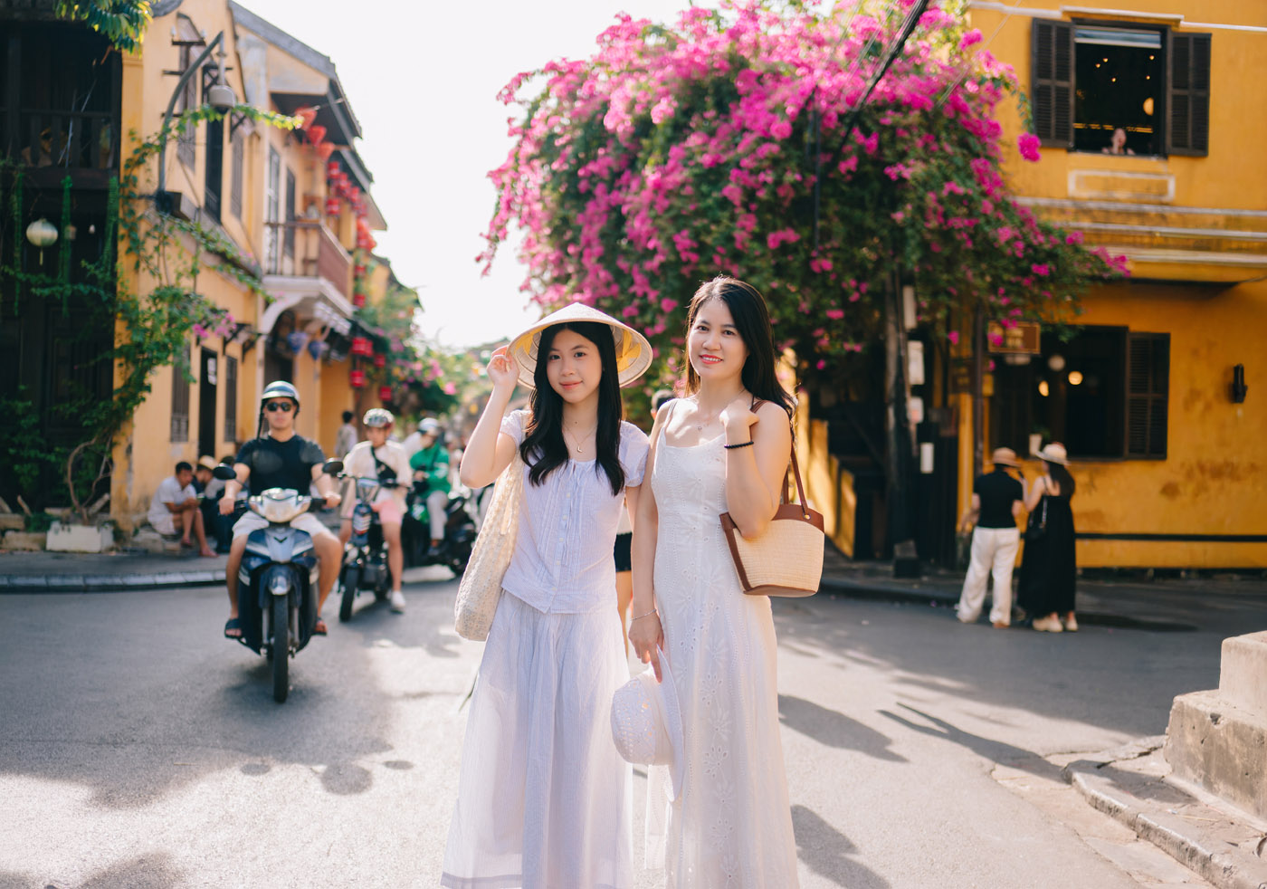 Mẹ và con gái – Một buổi sáng ở Hội An
