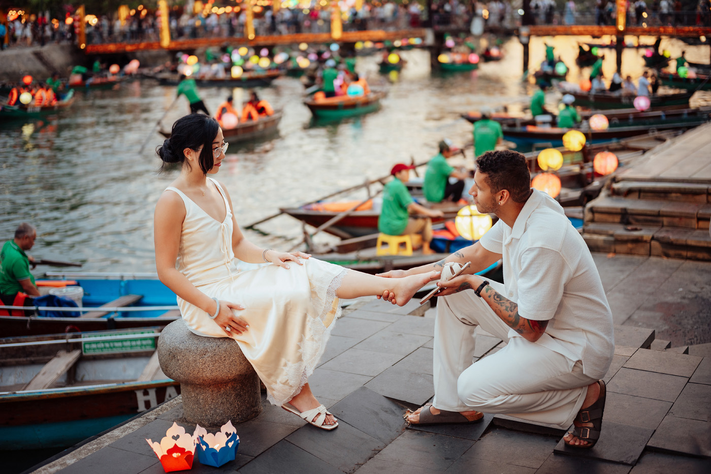 Thích cái cách anh ấy nâng niu tình yêu của mình !