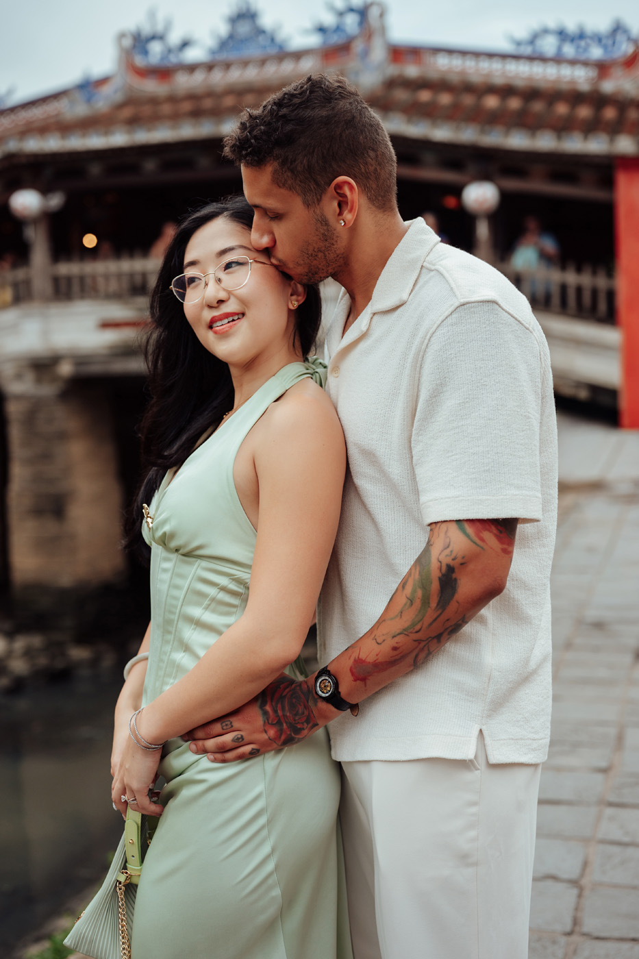 Thích cái cách anh ấy nâng niu tình yêu của mình !