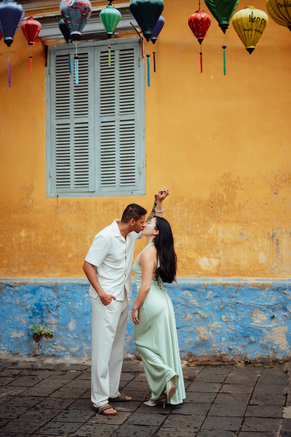 Thích cái cách anh ấy nâng niu tình yêu của mình !