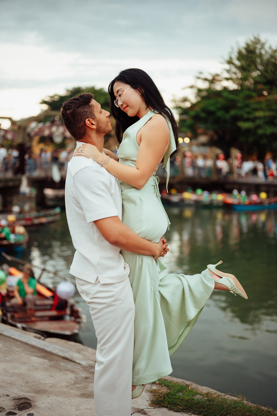 Thích cái cách anh ấy nâng niu tình yêu của mình !
