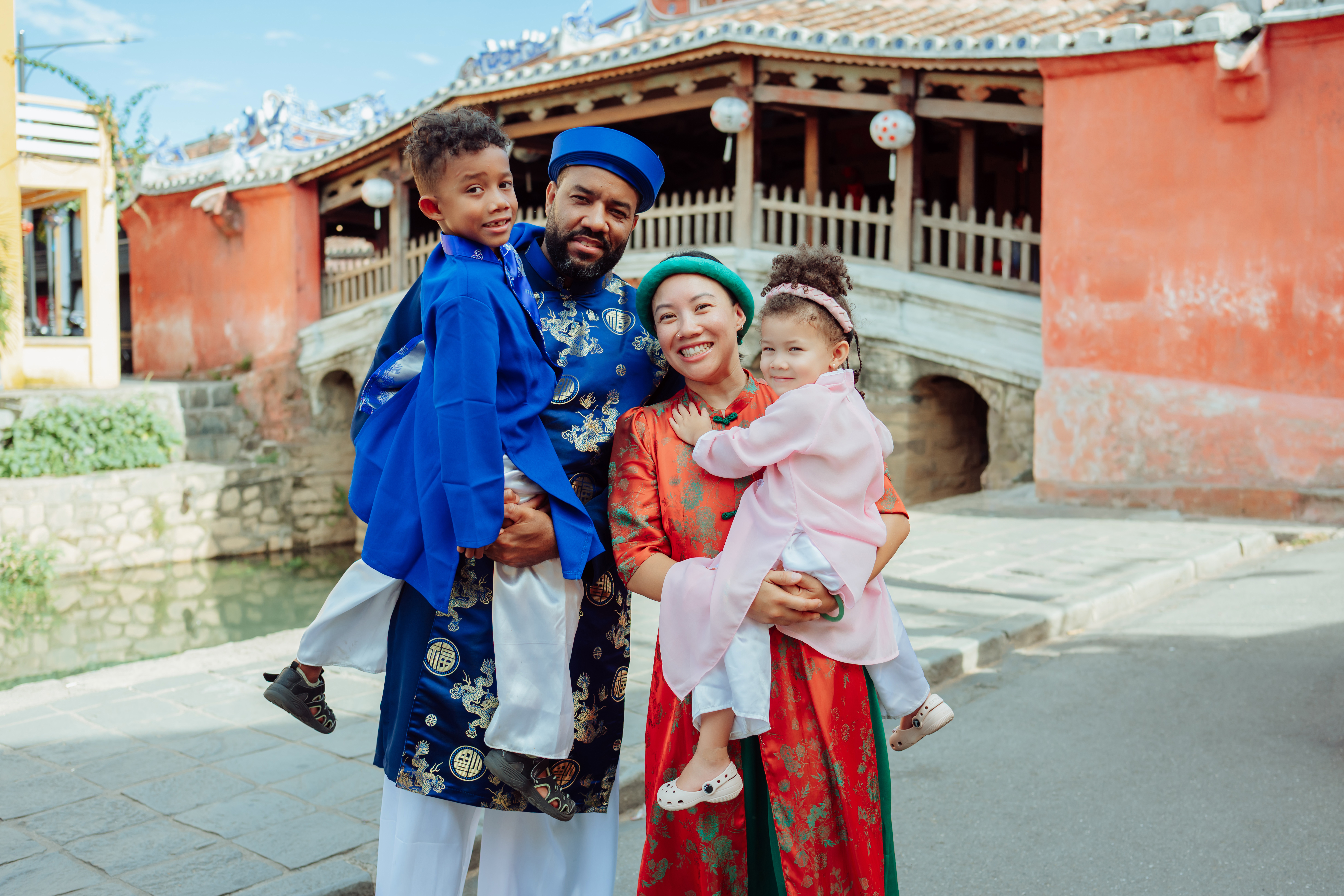 A beautiful family, a special time together, and lovely memories in Hoi An. ❤️