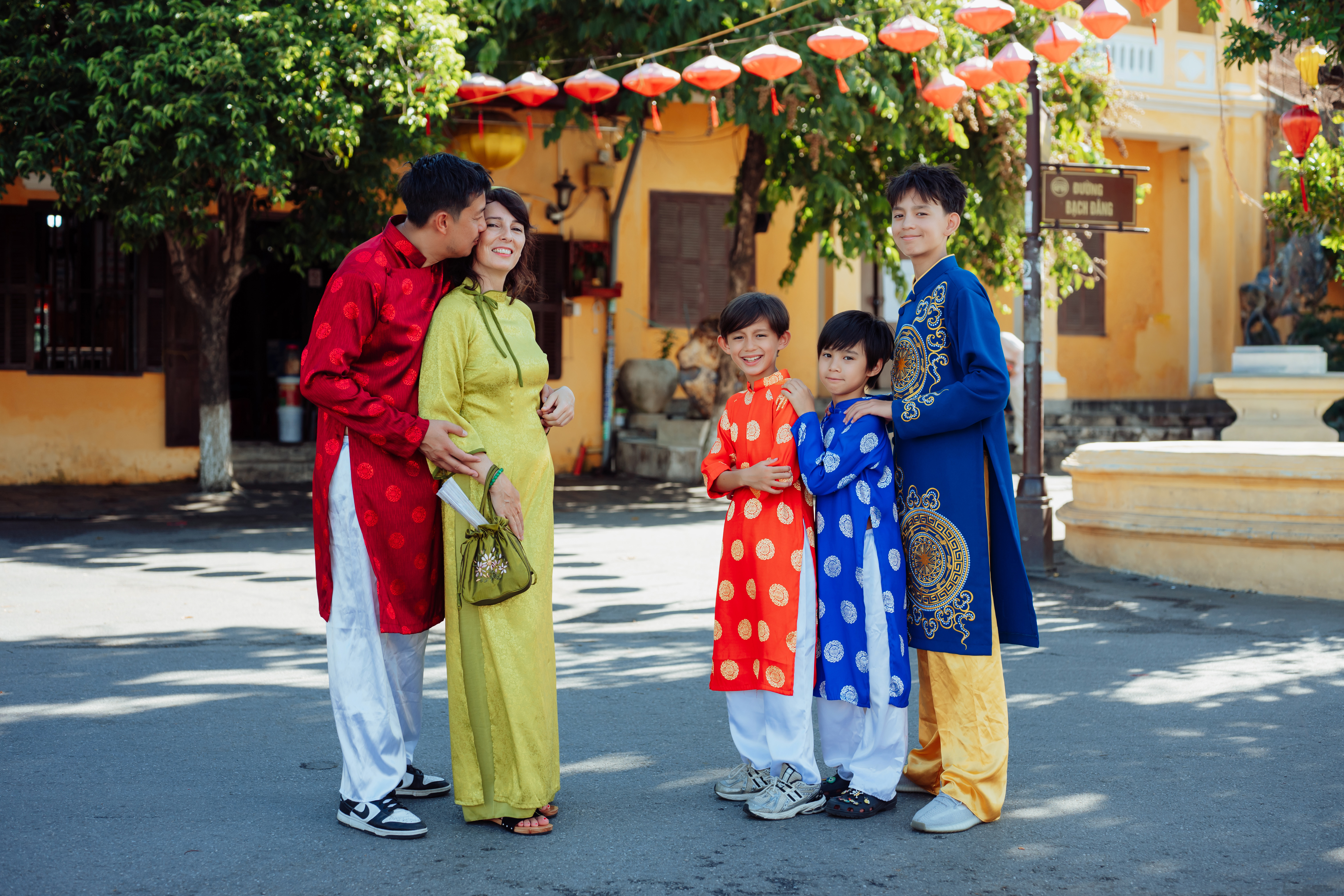 A beautiful family, a special time together, and lovely memories in Hoi An. ❤️
