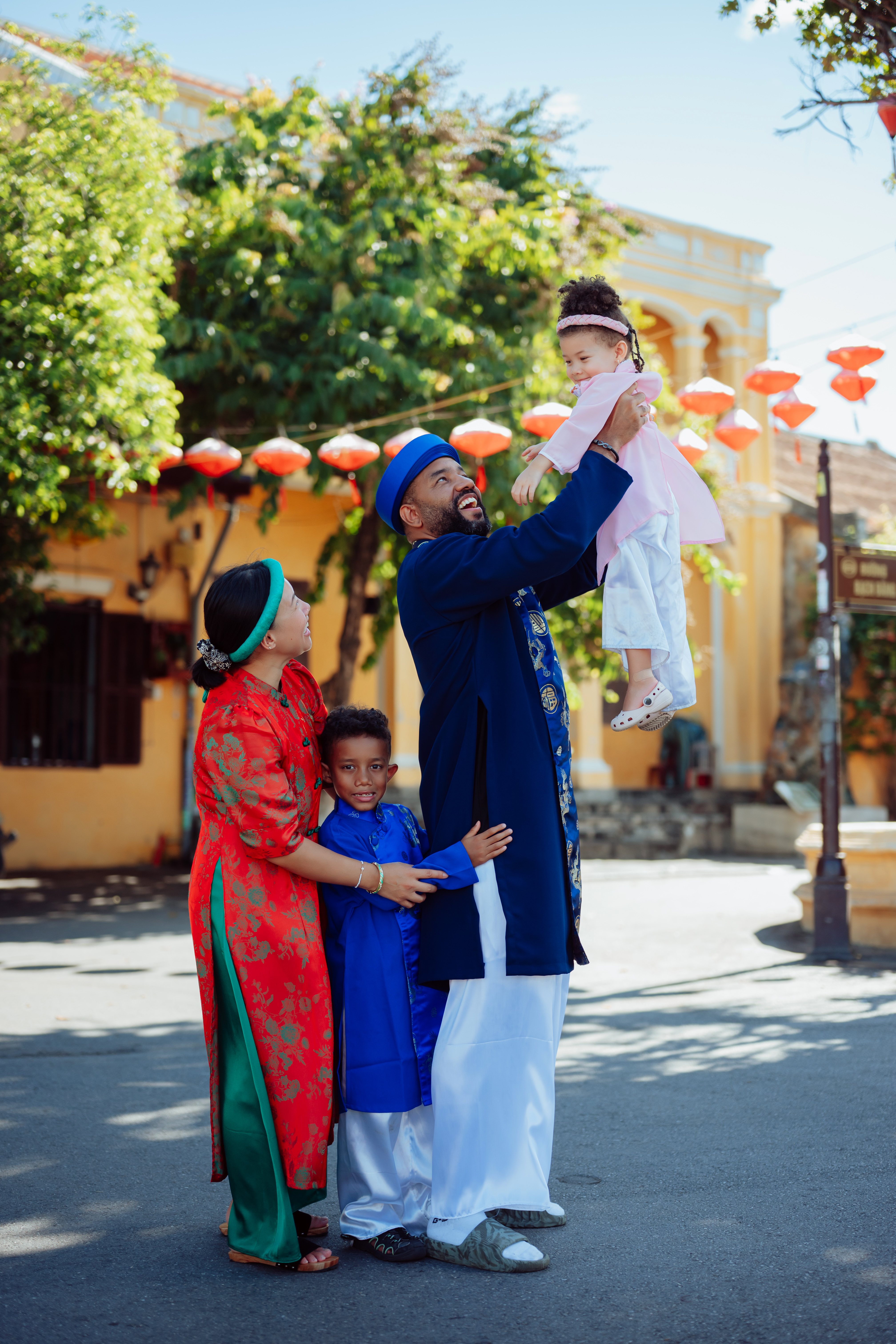A beautiful family, a special time together, and lovely memories in Hoi An. ❤️