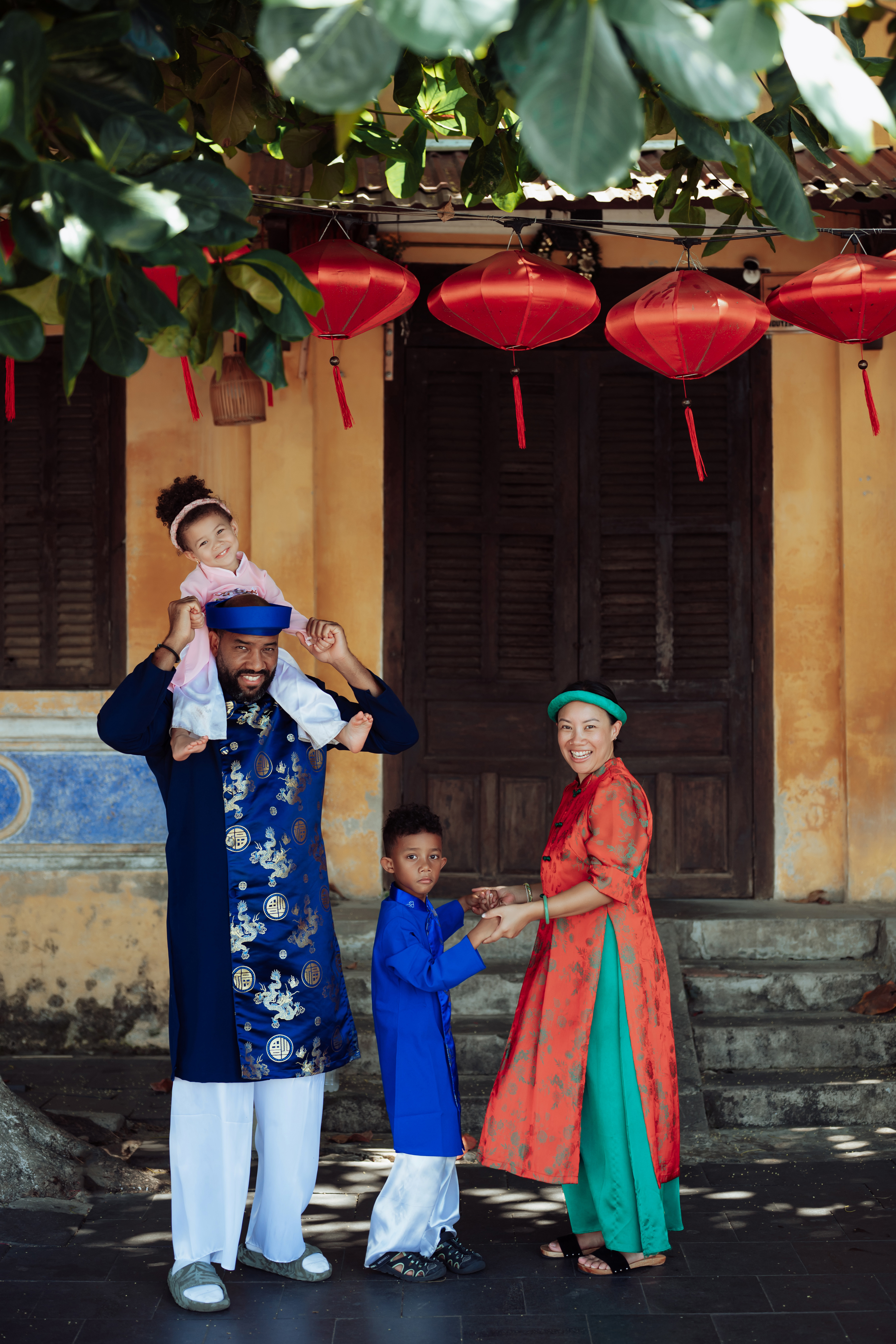 A beautiful family, a special time together, and lovely memories in Hoi An. ❤️