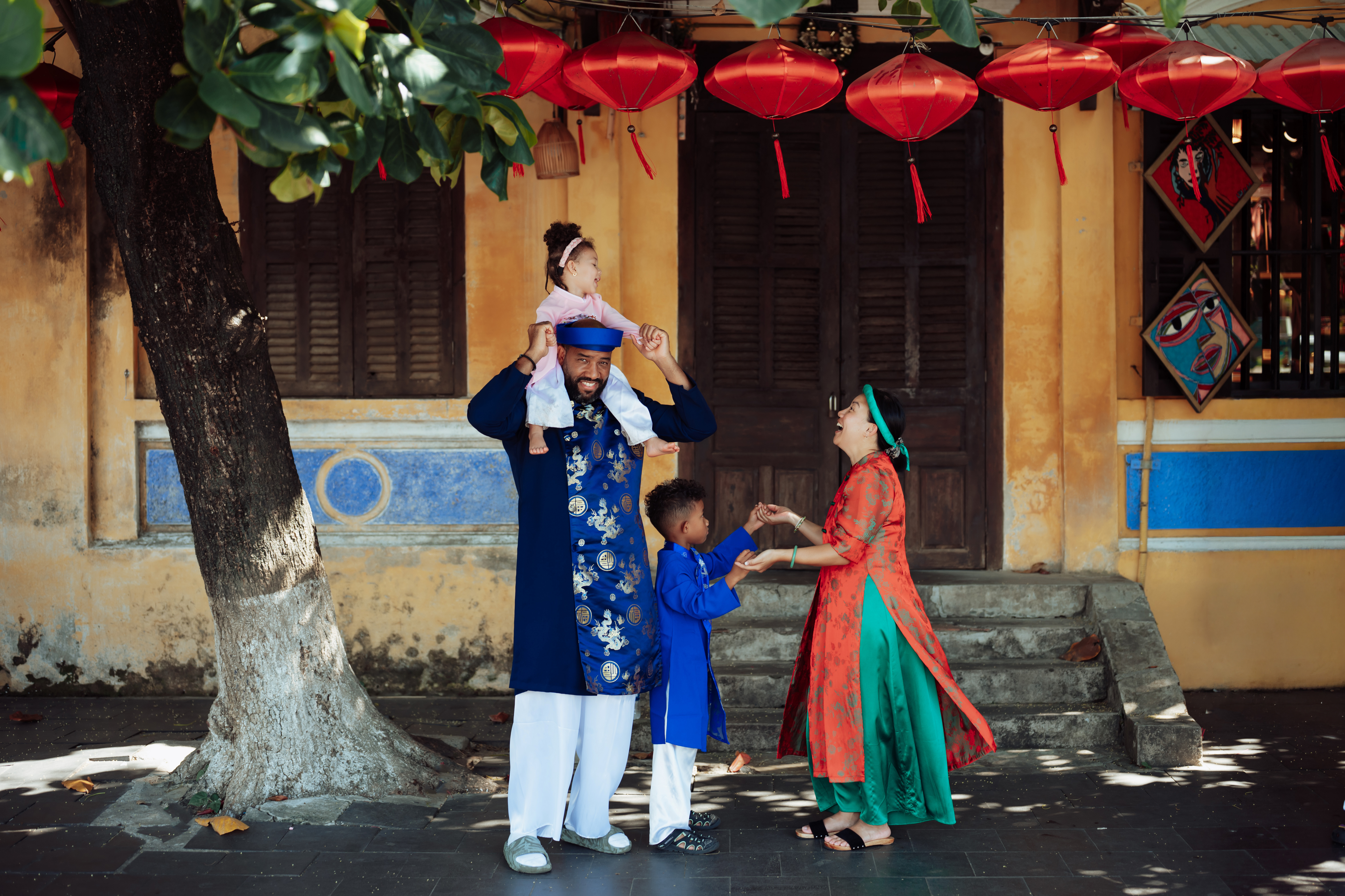 A beautiful family, a special time together, and lovely memories in Hoi An. ❤️