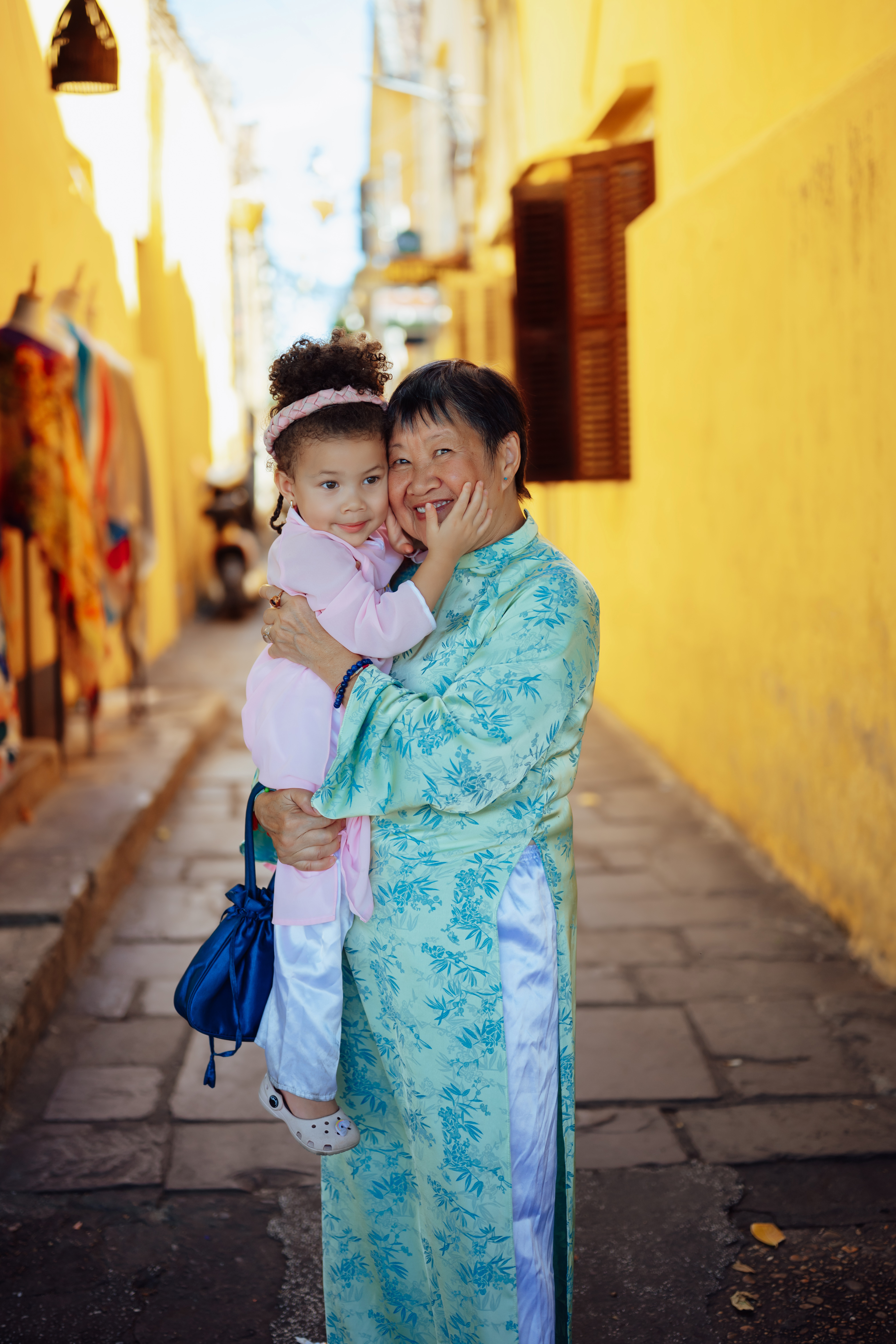 A beautiful family, a special time together, and lovely memories in Hoi An. ❤️