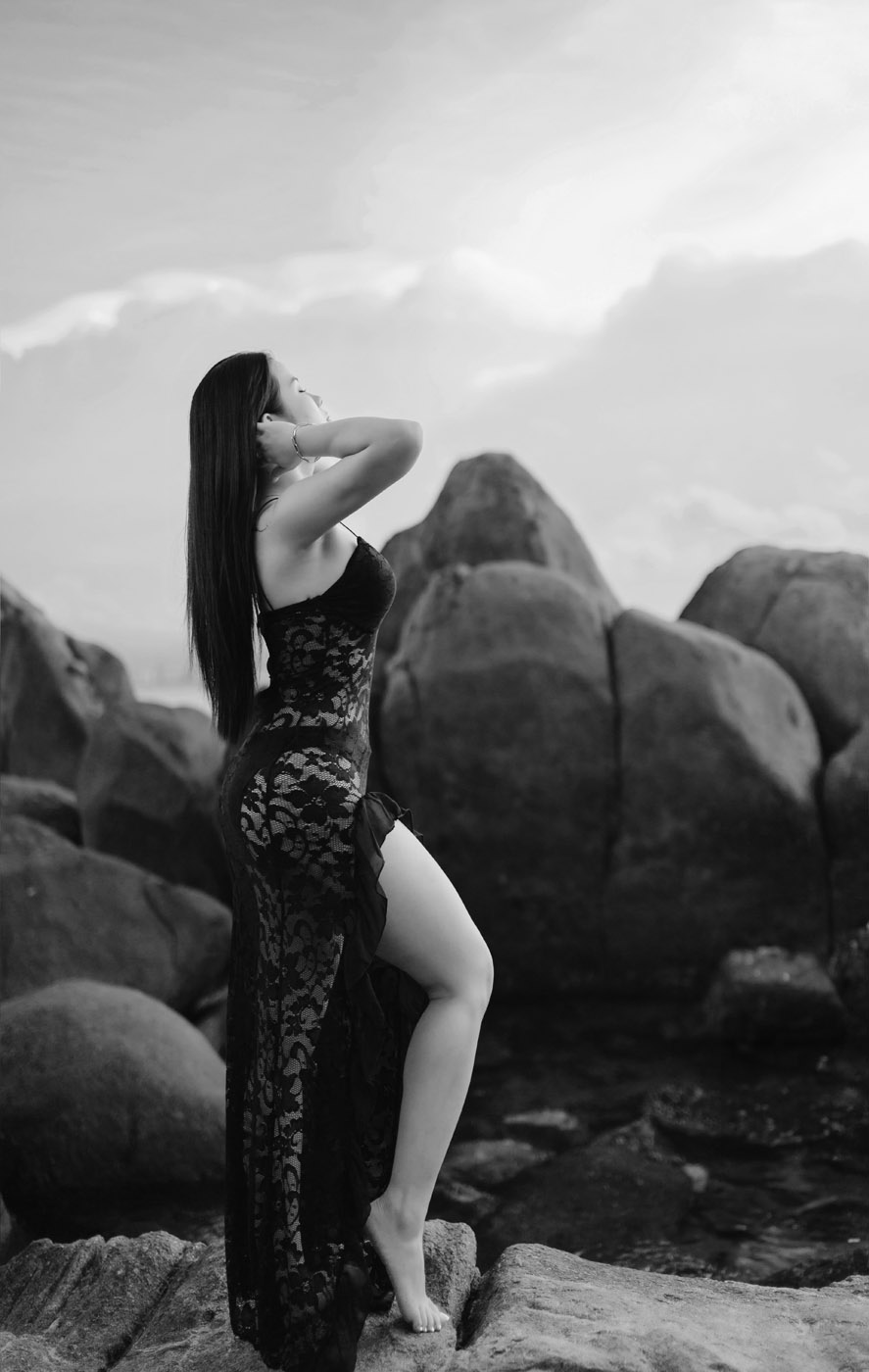 Chụp Ảnh Bikini Tại Bãi Đá Obama, Đà Nẵng