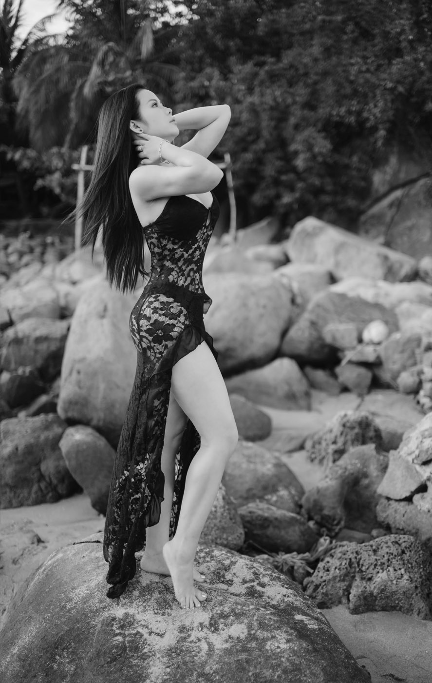 Chụp Ảnh Bikini Tại Bãi Đá Obama, Đà Nẵng