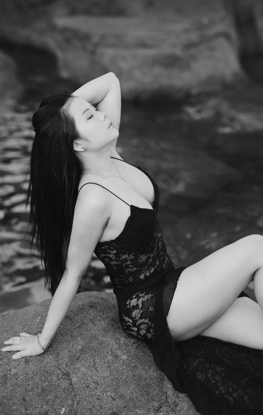 Chụp Ảnh Bikini Tại Bãi Đá Obama, Đà Nẵng