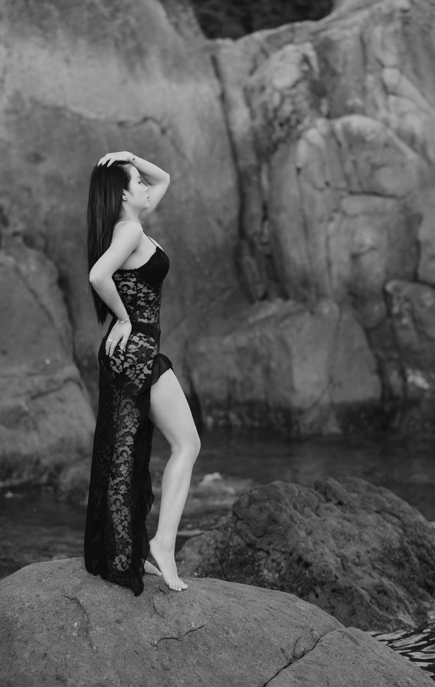 Chụp Ảnh Bikini Tại Bãi Đá Obama, Đà Nẵng