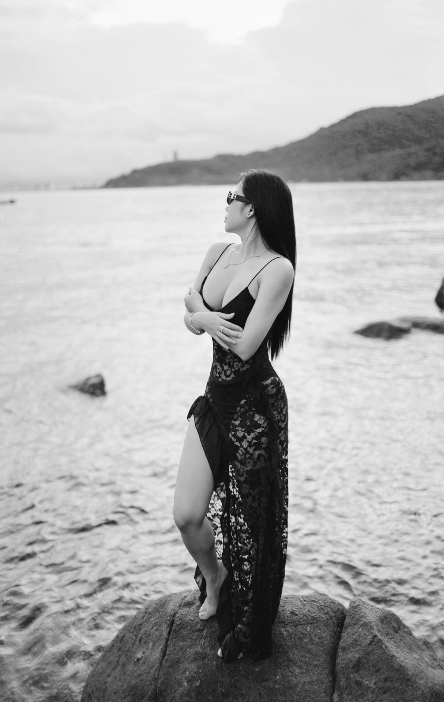 Chụp Ảnh Bikini Tại Bãi Đá Obama, Đà Nẵng