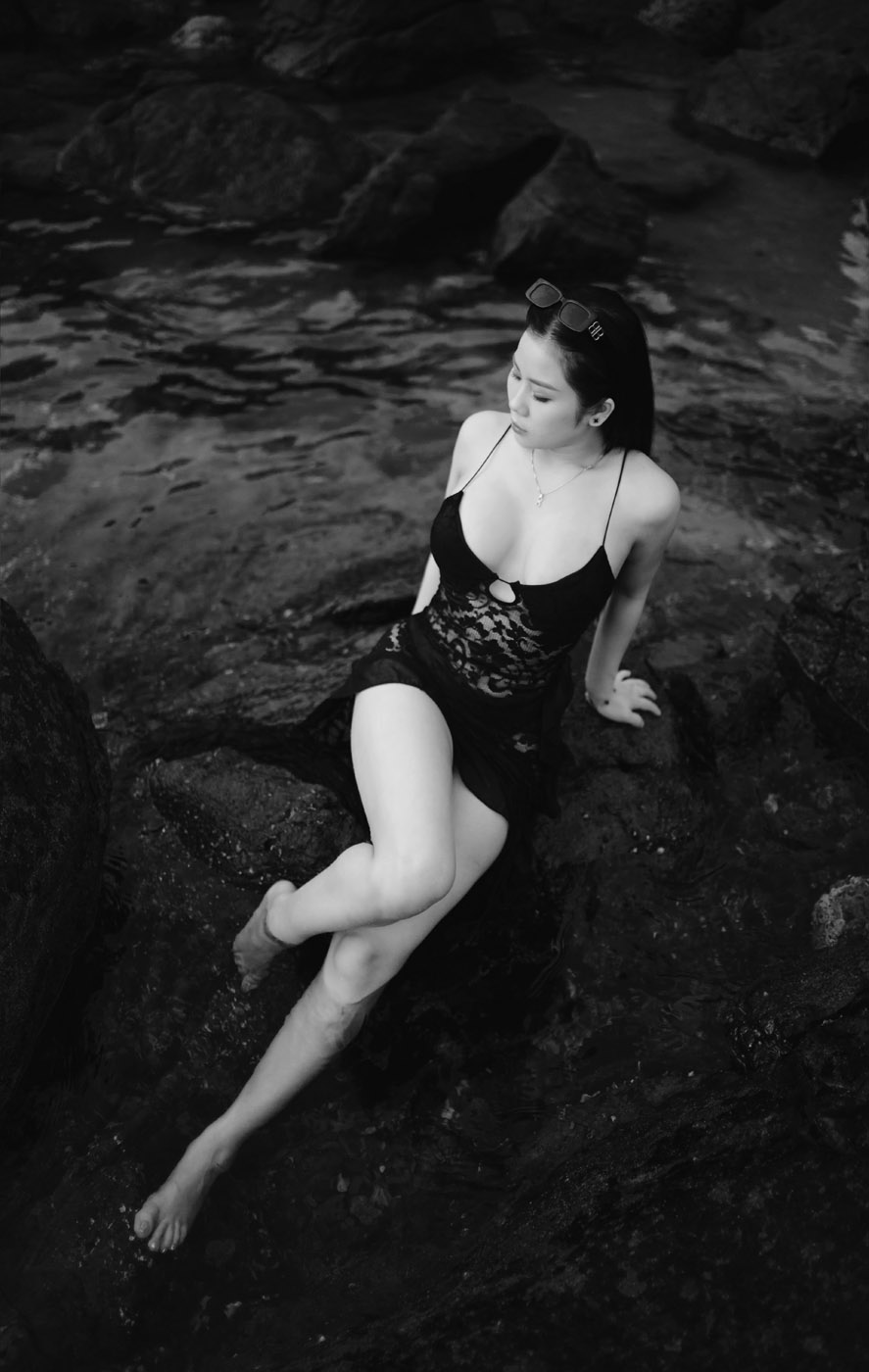Chụp Ảnh Bikini Tại Bãi Đá Obama, Đà Nẵng